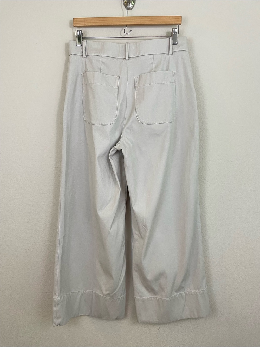 SPANXsupersmooth® Stretch Twill
Cropped Wide Leg Pant in Bone Size Large - Picture 6 of 9